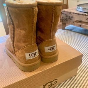 Children’s Ugg Boots size 11 Chestnut color !